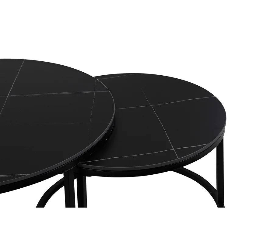 Zwei runde Beistelltische, schwarz mit weißer Marmorierung und schwarzen Metallgestellen, teilweise ineinandergeschoben.