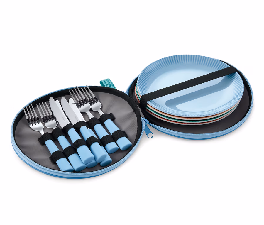 Picknick-Set für 4 Personen mit blauen Tellern und Besteck in einer Tasche.