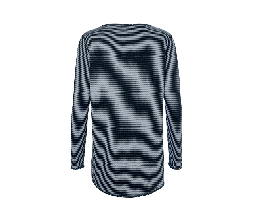 Gestreiftes Oberteil der Wendepyjama mit Leggings.