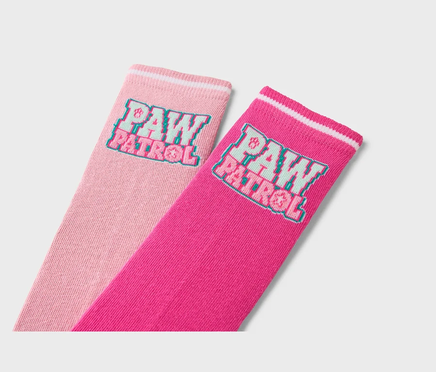 Nahaufnahme von zwei Paar Socken mit Paw Patrol-Logo, eines rosa und eines pink.