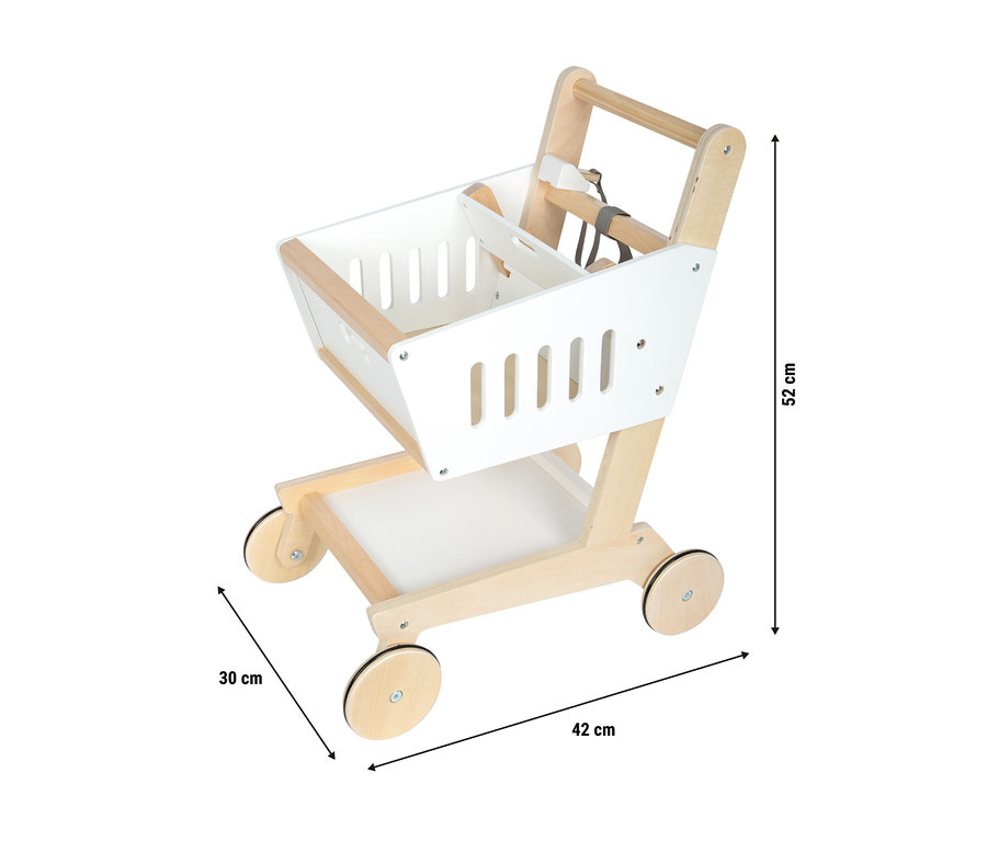 Hölzerner Spielzeug-Einkaufswagen mit weißen Seiten und vier Rädern. Der Wagen hat einen großen Korb und einen kleineren Sitzbereich mit Gurt. Maße: 52 cm hoch, 42 cm lang, 30 cm breit.