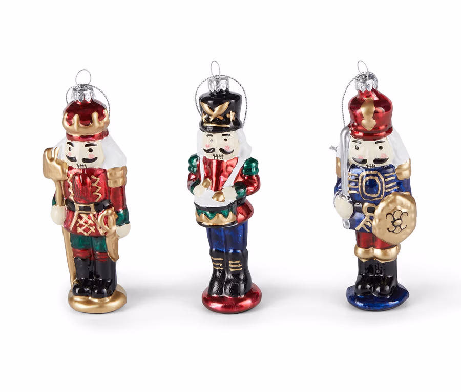 Drei Nussknacker-Figuren als Christbaumschmuck.