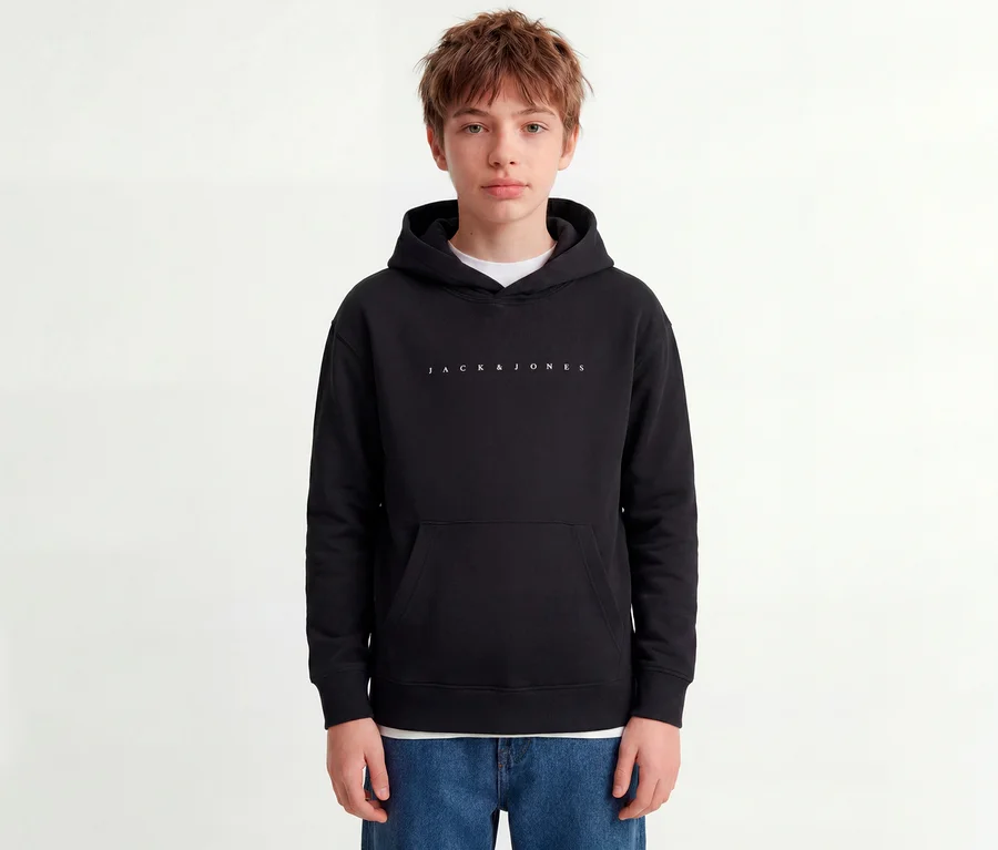 Junge Person trägt einen schwarzen Jack&Jones Star Sweat-Hoodie mit weißem Logo und blaue Jeans.
