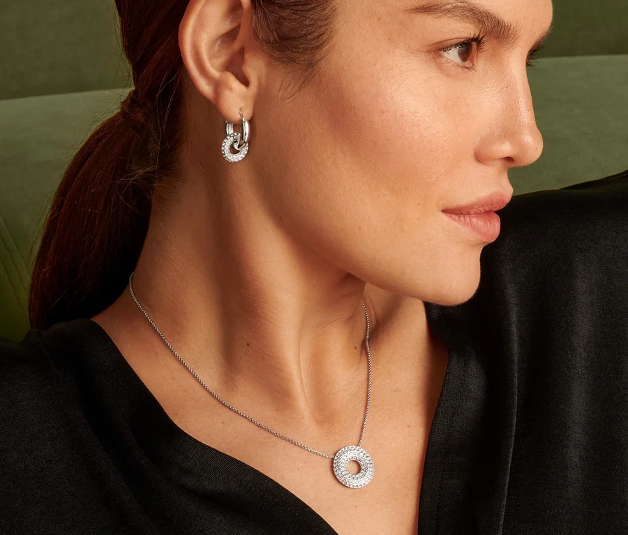 Profil einer Frau mit Kette Sparkle Donut und Ohrringen.