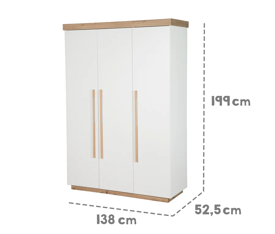 Weißer dreitüriger Kleiderschrank aus dem Roba Lumo Kinderzimmer-Set mit hellen Holzapplikationen oben, unten und als Griffe. Maße: 199 cm hoch, 138 cm breit, 52,5 cm tief.