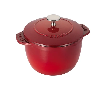 Ein roter STAUB Kochtopf »La Cocotte« mit Deckel, 16 cm.