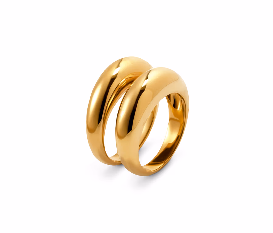 Zwei goldene Chunky-Ring-Sets liegen nebeneinander auf einem weißen Hintergrund.