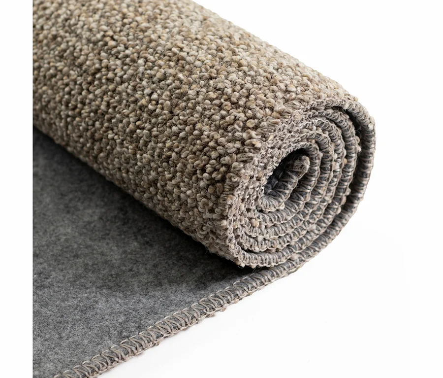 Ein aufgerollter Teppich mit beiger, genoppter Oberfläche und grauer Unterseite liegt auf weißem Grund.