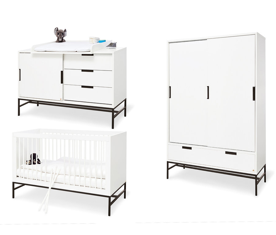 Kinderzimmer mit weißem Kinderbett, Kommode und Schrank auf schwarzen Füßen. Das Pinolino Kinderzimmer »Steel«, extrabreit, groß ist zu sehen.