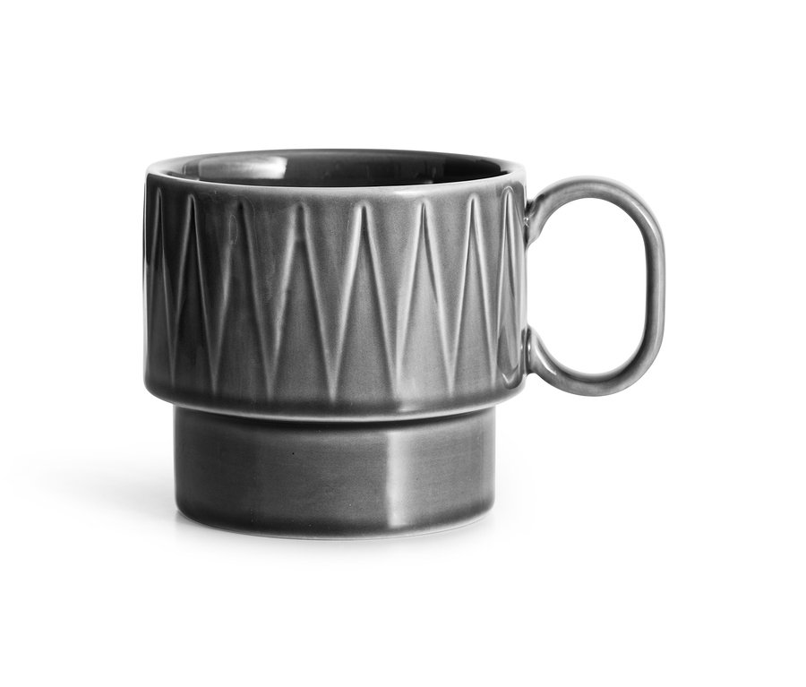 Graue Teetasse mit geometrischem Muster auf weißem Hintergrund.