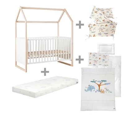 Gitterbett mit Hausrahmen aus hellem Holz und weißen Gitterseiten, dazu eine weiße Matratze und ein Bettwäsche-Set mit Tiermotiven, bestehend aus zwei Stoßfängern, einem Bettbezug mit Elefant, Erdmännchen und Zebra, einem Kissen und einer Decke.