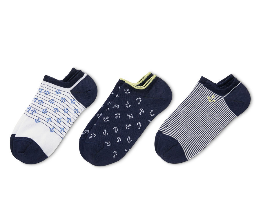 Drei Paar Sneakersocken: ein Paar weiß mit blauen Ankern, ein Paar dunkelblau mit Ankern und ein Paar gestreift.