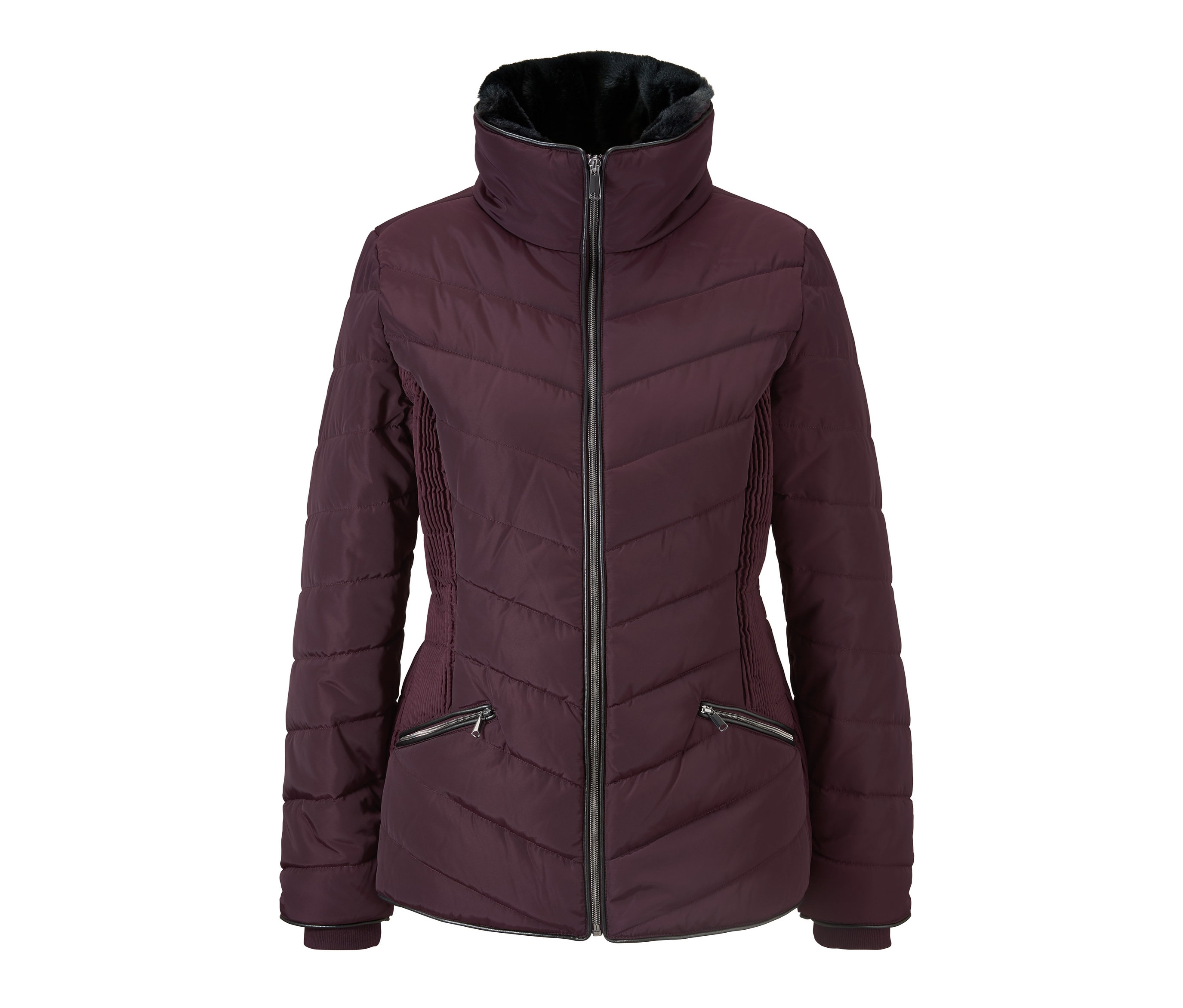 Eine weinrote Steppjacke mit Reißverschluss und hohem Kragen.