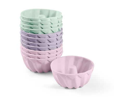 Stapel aus 12 Mini-Gugelhupfformen in Grün, Lila und Rosa.