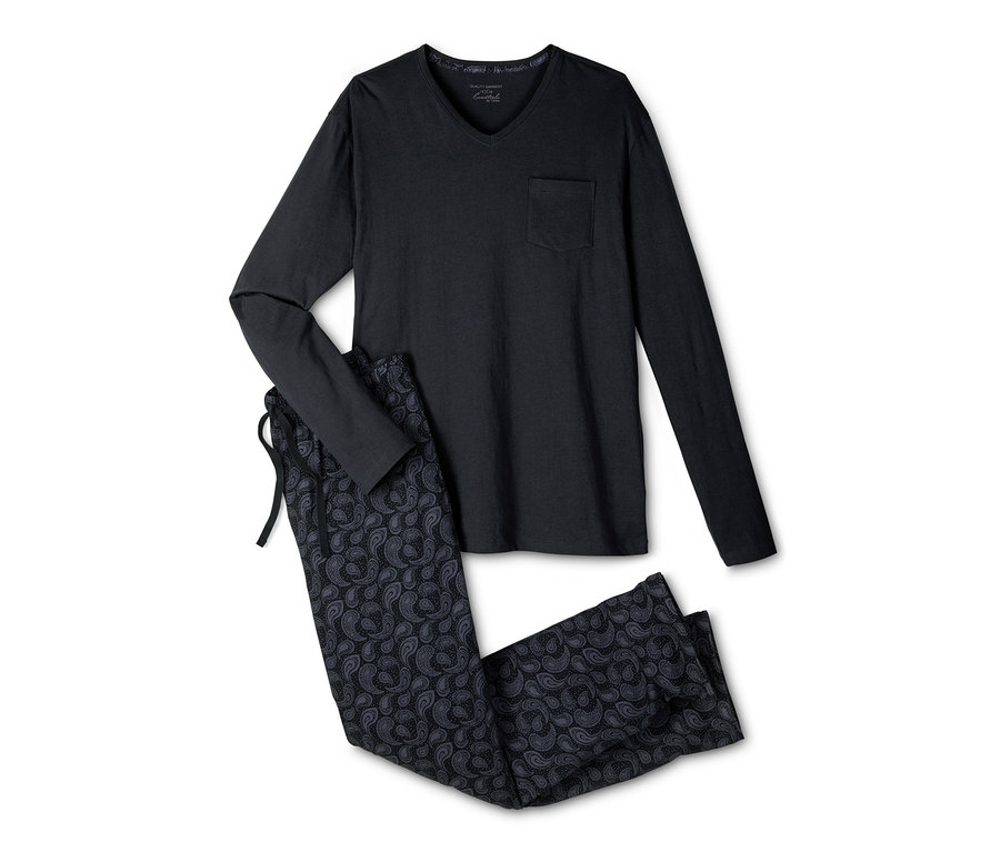 Ein schwarzer Pyjama mit langen Ärmeln und einer Brusttasche, dazu eine Hose mit Paisley-Muster.