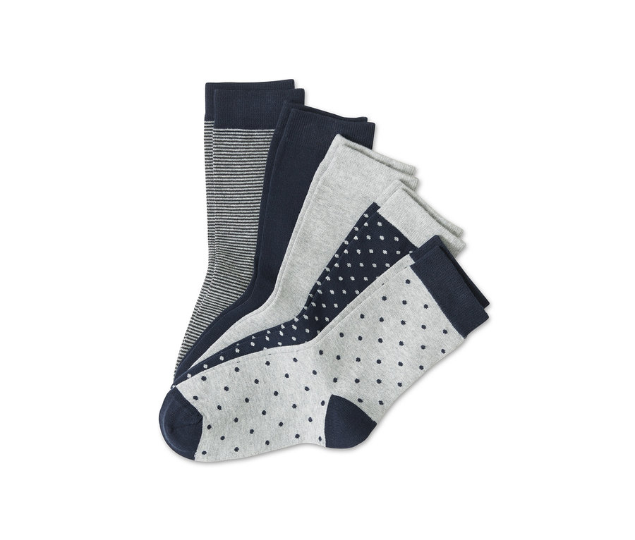 Fünf Paar Socken in verschiedenen Designs.