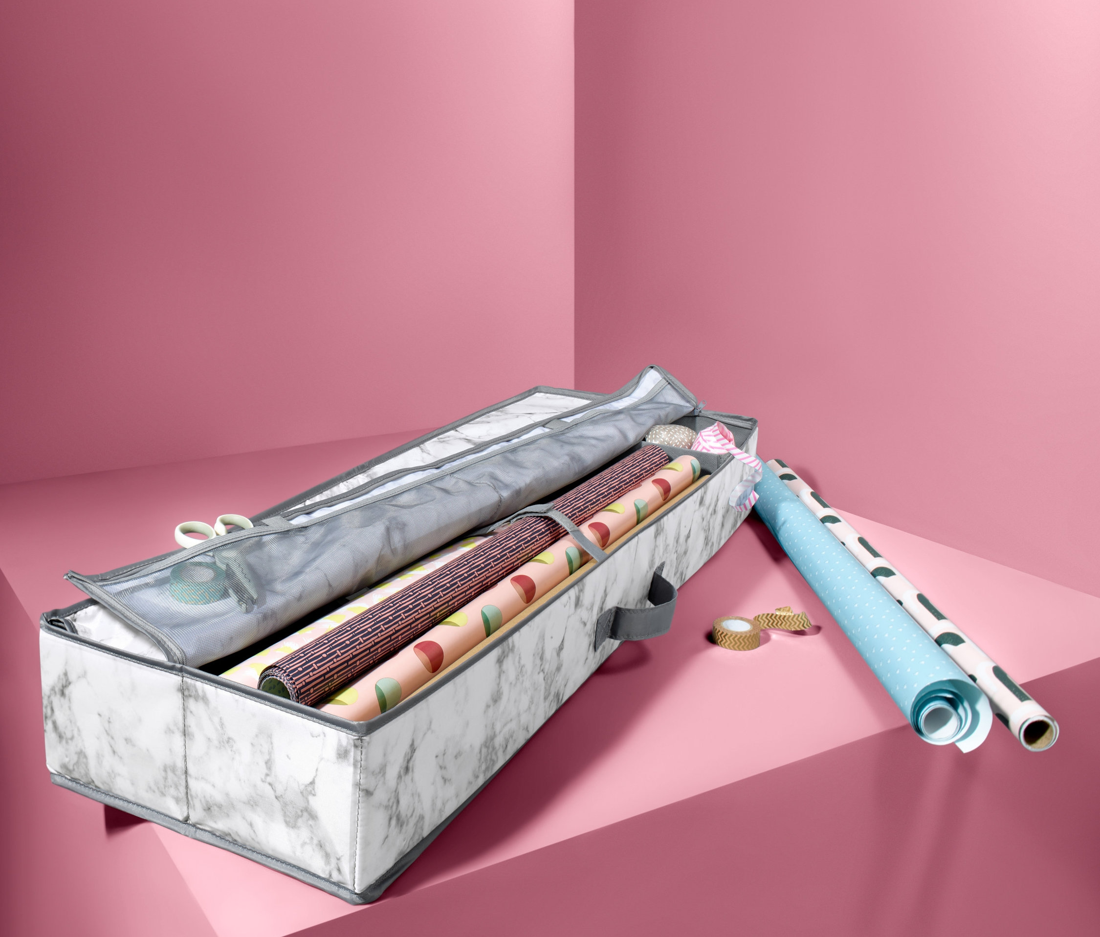 Offener Geschenkpapier-Organizer mit Marmormuster, innen Rollen Geschenkpapier.