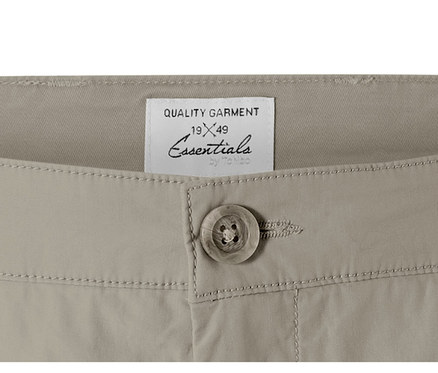 Detailaufnahme Bund beige Chino-Shorts.