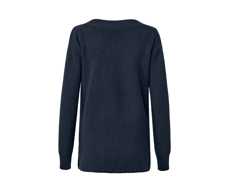 Detailansicht der Rückseite eines Strickpullovers mit Knöpfen.