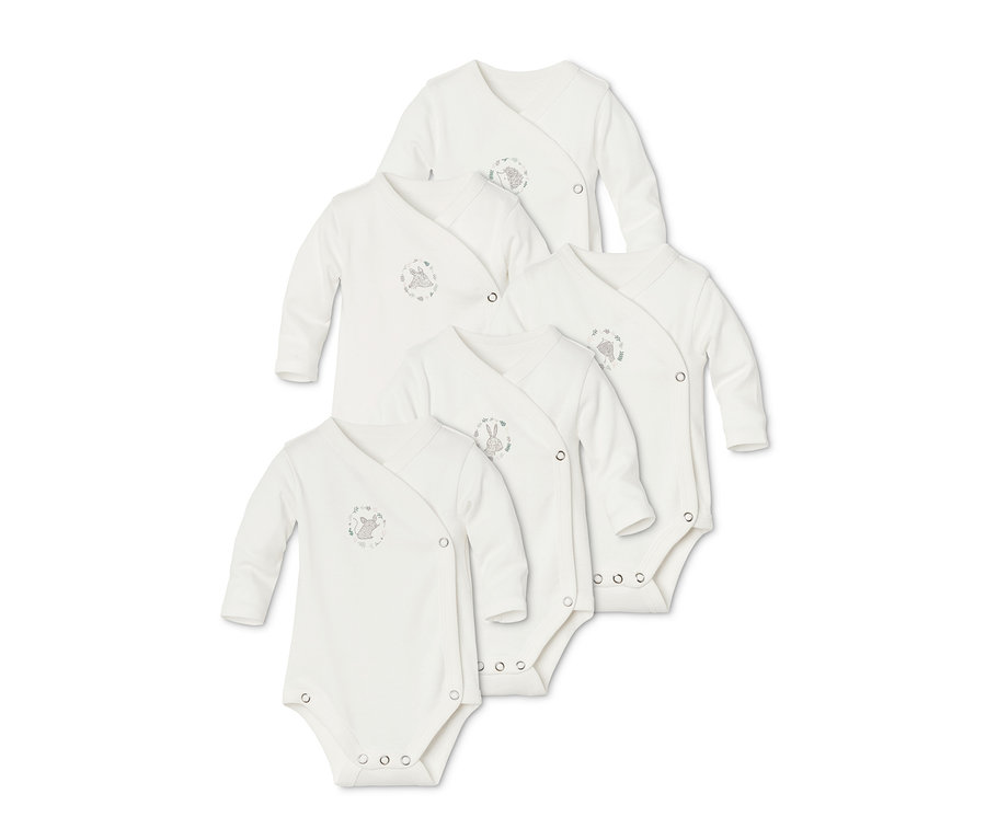 Fünf weiße Baumwoll-Langarmbodys mit Tierdruck liegen gestapelt.