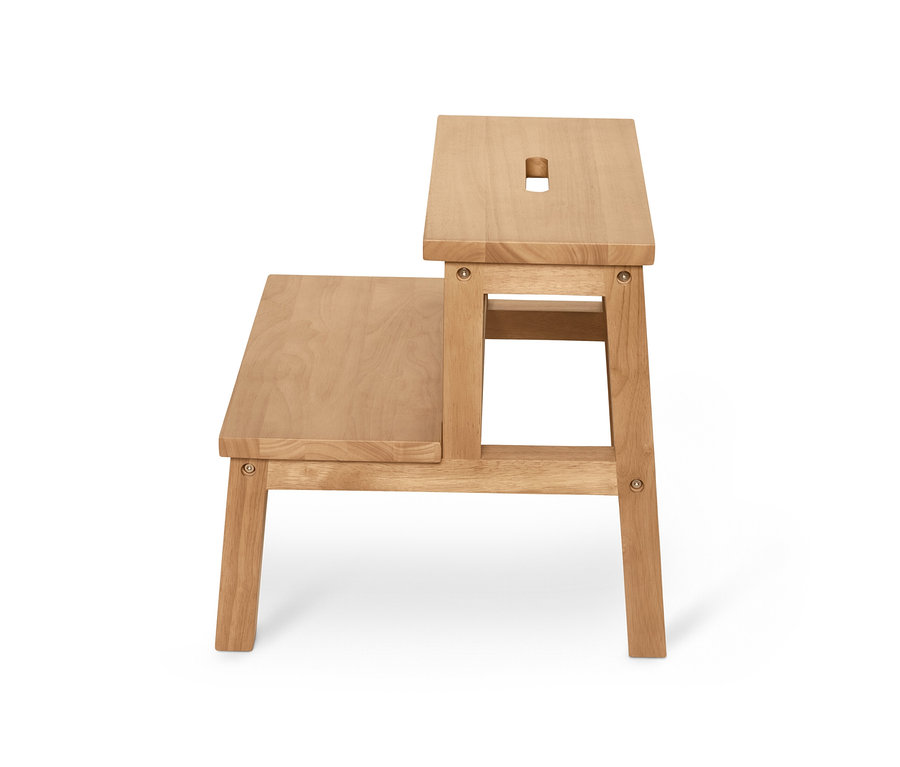 Ein Tritthocker, Rubberwood, steht vor einem weißen Hintergrund.