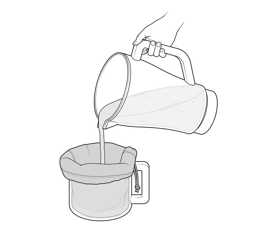 Eine Hand gießt Flüssigkeit aus einem Krug in einen grauen Stoffbeutel. Es handelt sich um 3 Obst- und Gemüsebeutel.