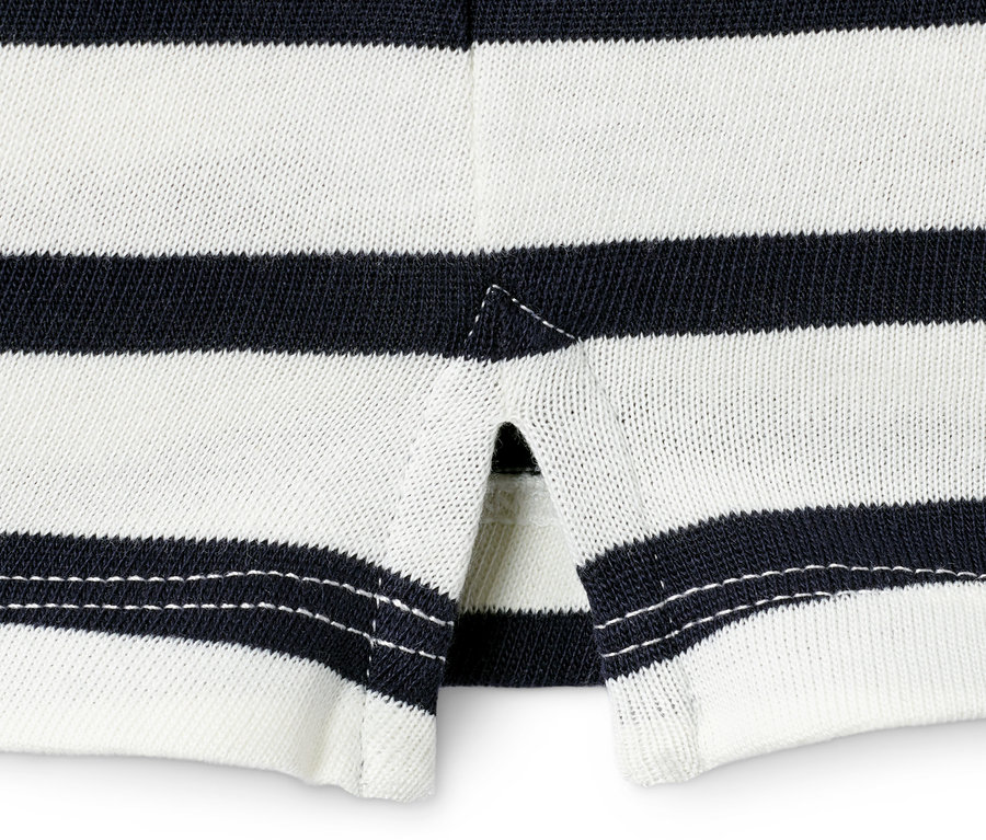 Detailansicht eines gestreiften Shirts mit 3/4-Arm.