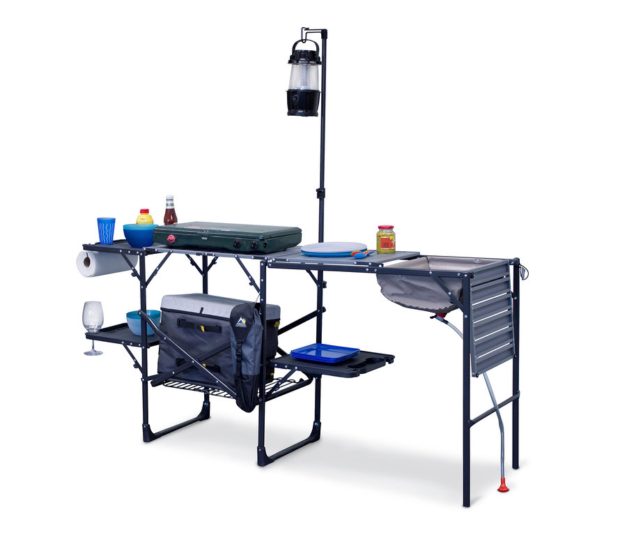 Eine schwarze GCI-Outdoor-Campingküche »XL« mit einer oberen Ablage, einem Laternenhalter, einem Waschbecken und Stauraum.