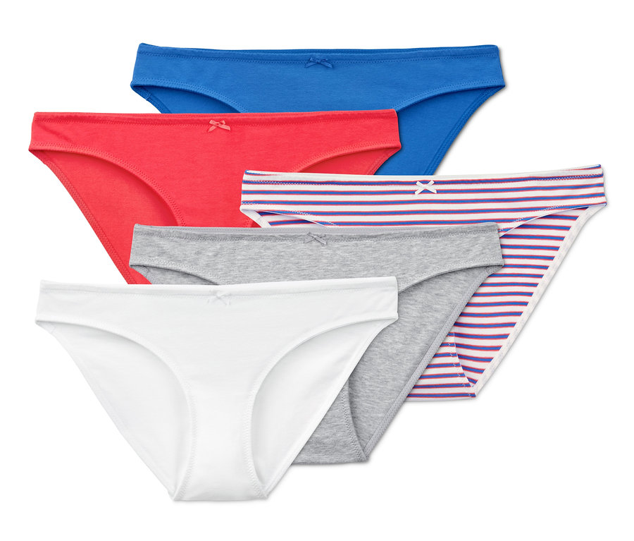 Fünf verschiedenfarbige Slips (blau, rot, gestreift, grau und weiß).