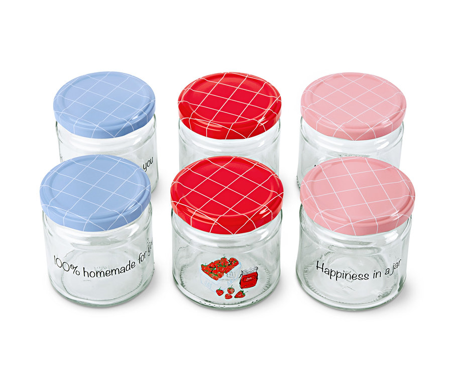 Sechs Gläser mit Schraubverschluss mit blauen, roten und rosa Deckeln.