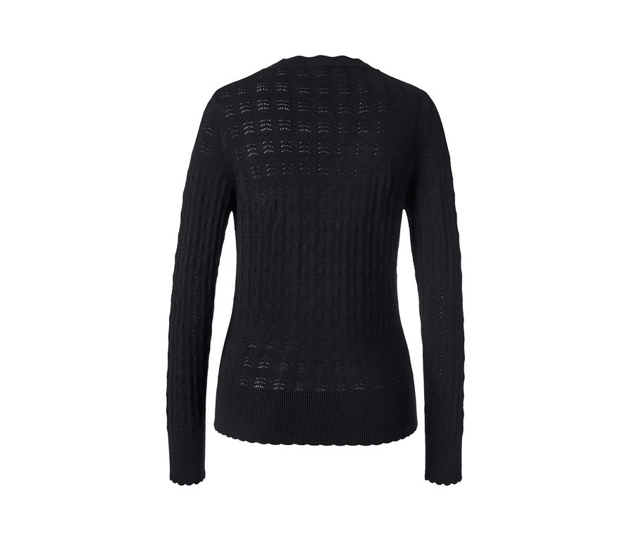 Schwarzer Feinstrickpullover mit Ajour-Muster.