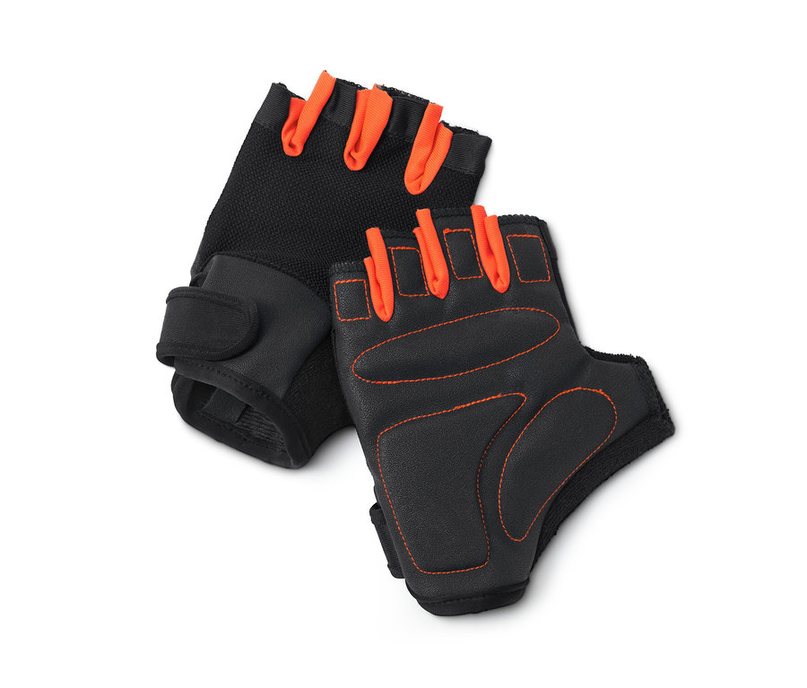 Zwei schwarz-orange Fitness-Handschuhe liegen auf einem weißen Hintergrund.
