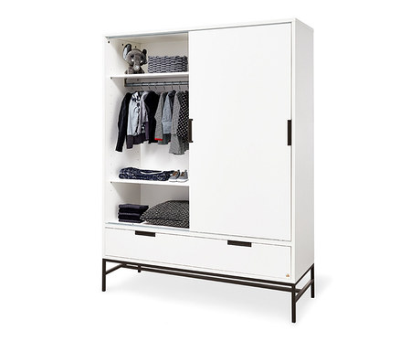 Weißer Pinolino Kleiderschrank »Steel« mit offenem Teil mit hängender Kleidung und unterer Schublade.