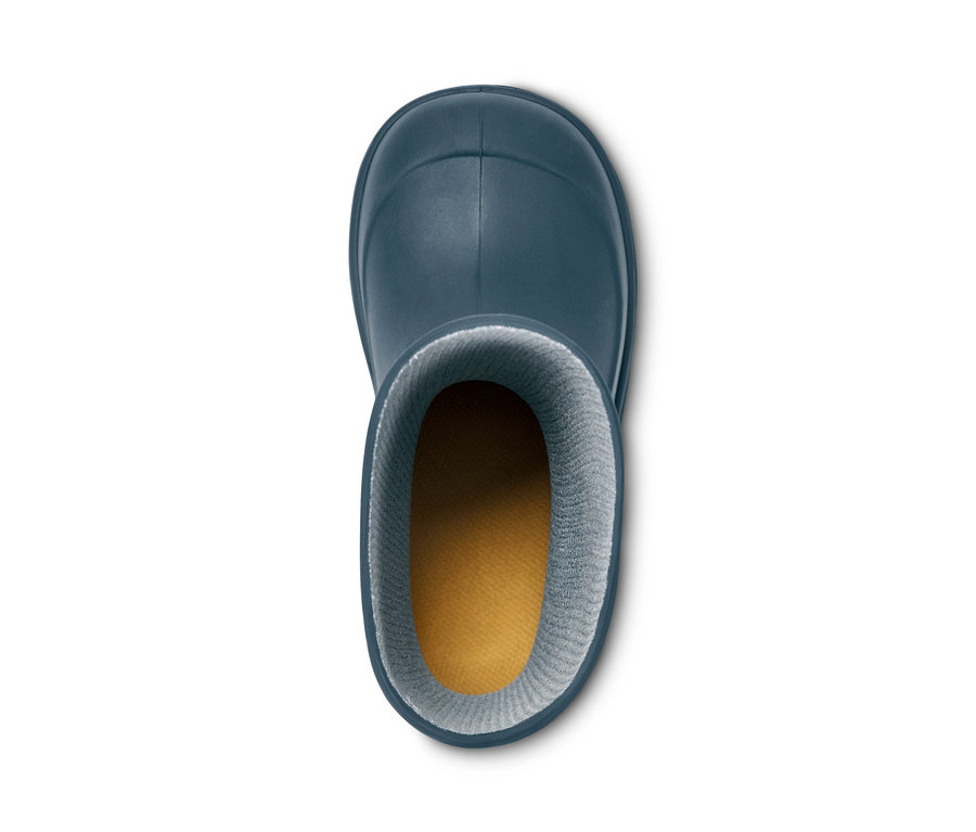 Detailaufnahme von oben auf einen einzelnen Gummistiefel.