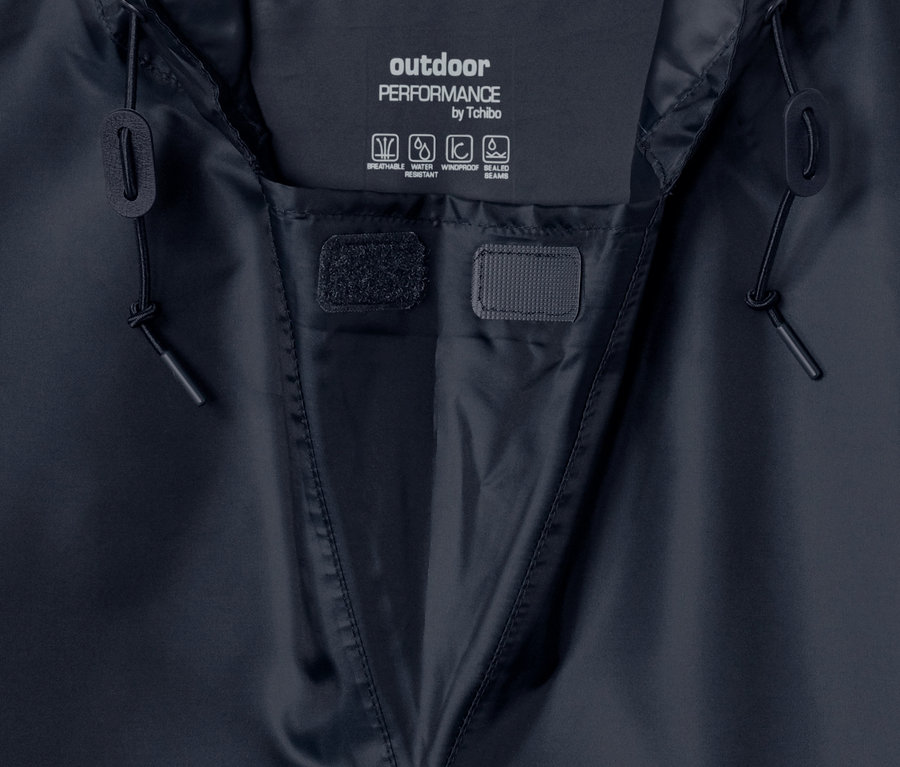 Detailansicht eines dunkelblauen Unisex-Regenponchos.