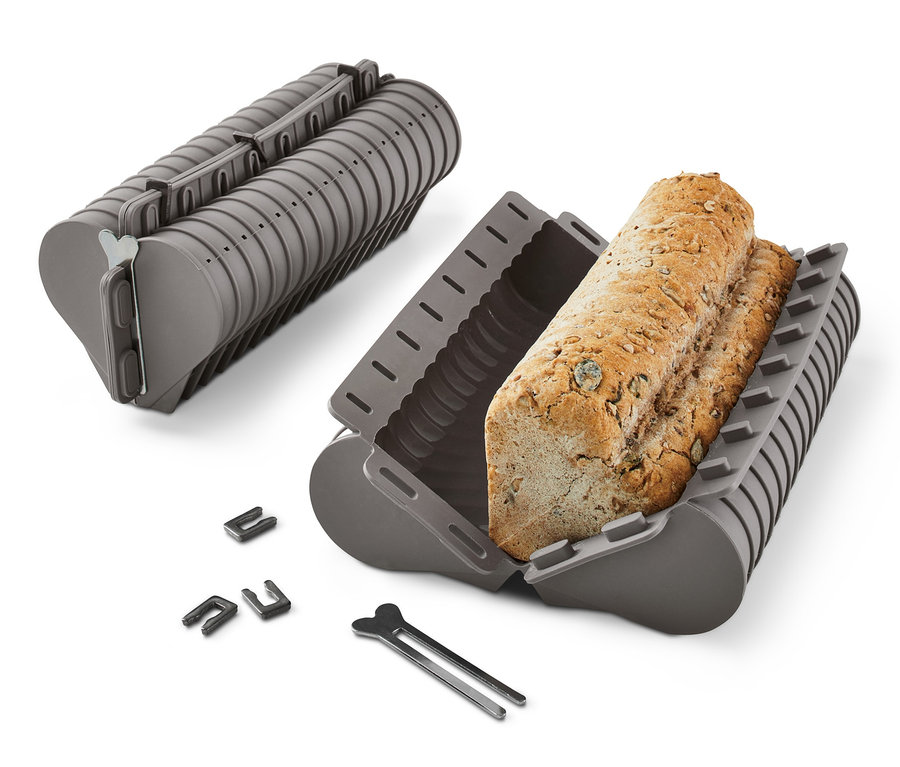 Brot in einer grauen herzförmigen Backform.