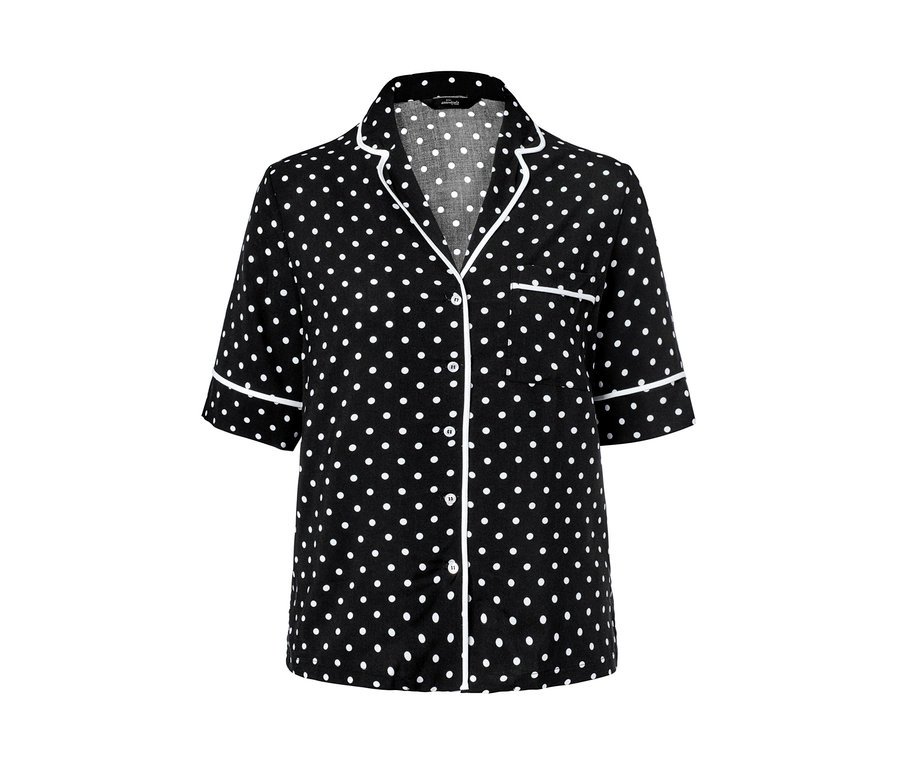 Ein Shorty-Pyjama mit schwarzen und weißen Punkten.