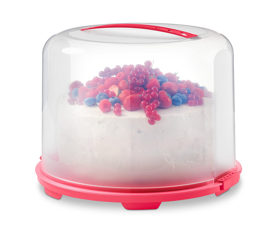 Torte mit Beeren in einem Tortenbehälter.