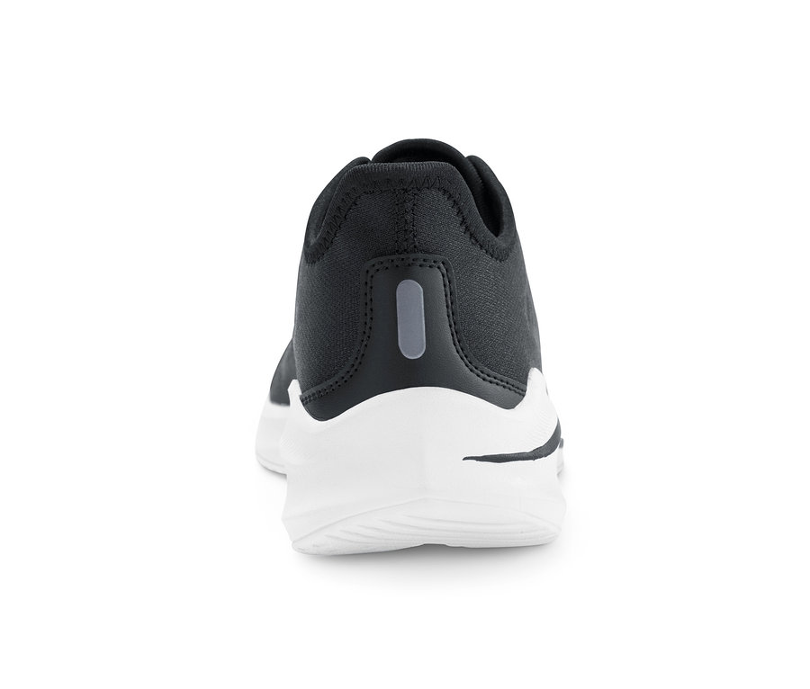 Detailansicht der Rückseite eines Sneakers.