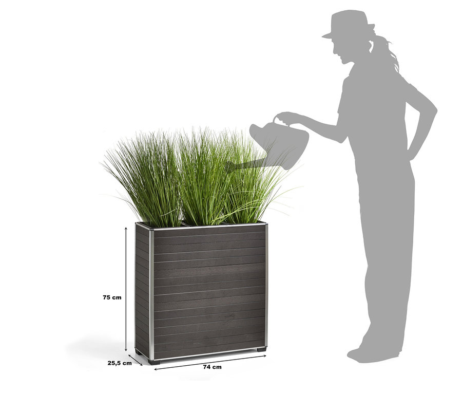 Silhouette einer Frau, die Pflanzen in einem anthrazitfarbenen 2-in-1-Pflanzgefäß und Raumteiler aus WPC mit 3 Kunststoffeinsätzen (ca. 74 x 75 cm) gießt.