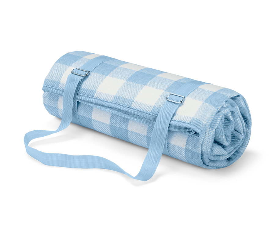Eine zusammengerollte, karierte Picknickdecke, klein, mit hellblauen Trägern.