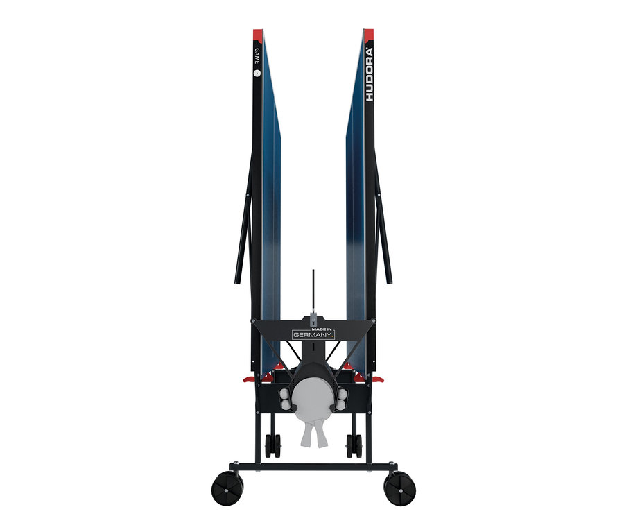 Frontansicht der zusammengeklappten schwarzen Tischtennisplatte HUDORA "Game" mit blauer Spielfläche, zwei Schlägern und Bällen.