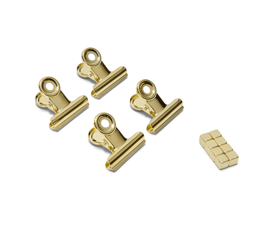 Vier goldene Magnetklemmen und ein Magnet-Set auf weißem Hintergrund.