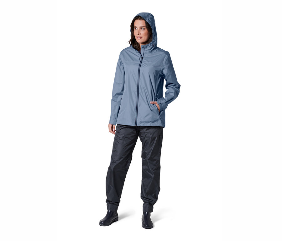 Frau posiert in blauer Unisex-Regenjacke.