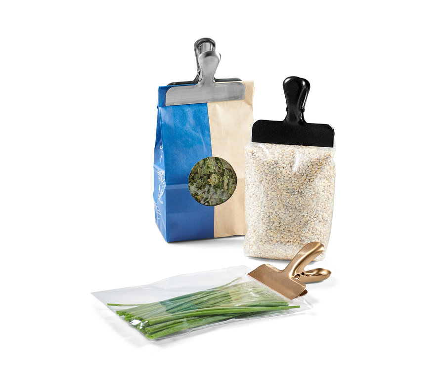Drei Lebensmittelverpackungen sind mit 3 Edelstahl-Aromaclips verschlossen.