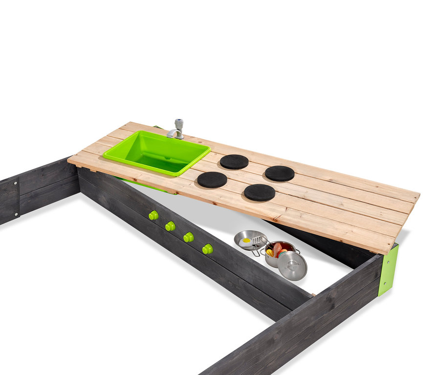 Detailansicht des EXIT Holz-Sandkastens »Aksent« mit Küche, Waschbecken, Herd und Geschirr.