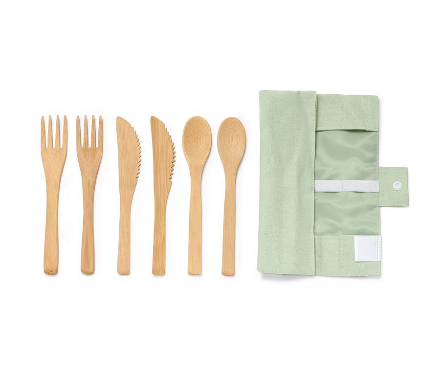 Zwei Picknickbestecke aus Bambus, zwei Messer und zwei Löffel nebeneinander und eine Hülle.