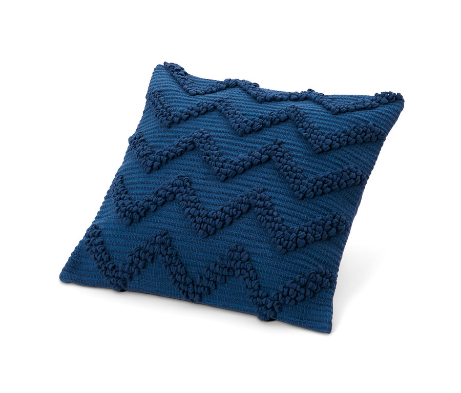 Blauer Dekokissen-Bezug mit Zickzackmuster auf weißem Hintergrund.