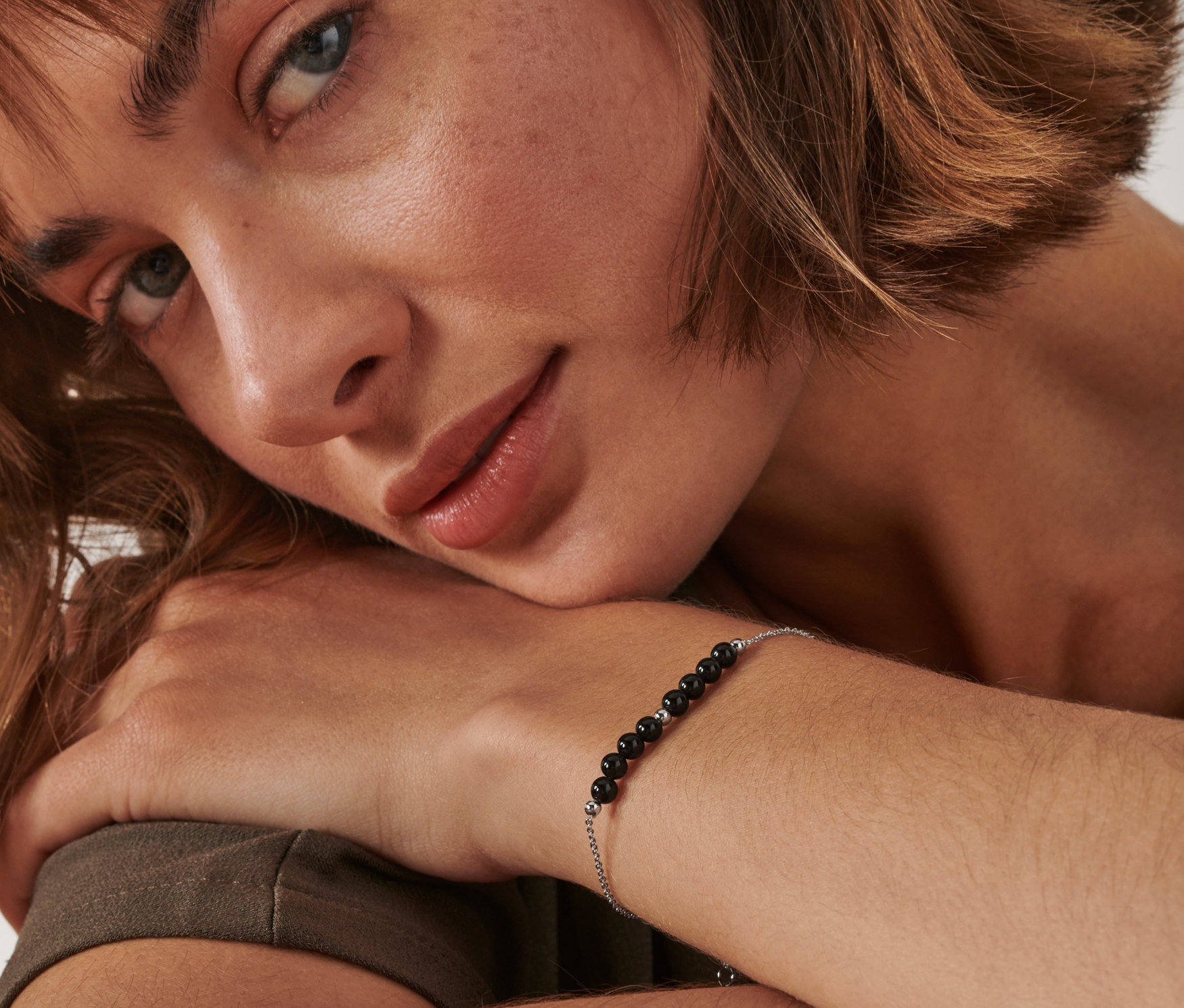 Frau mit Obsidian-Armband am Handgelenk.