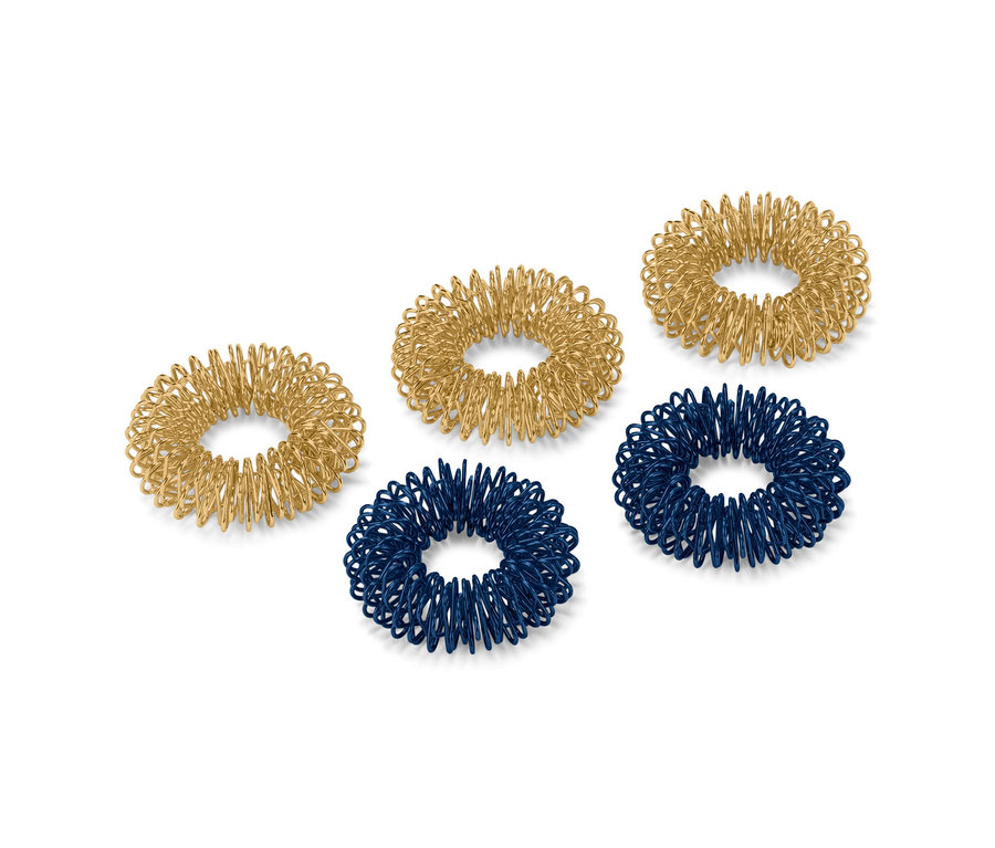 Fünf goldene und blaue Fingermassageringe.
